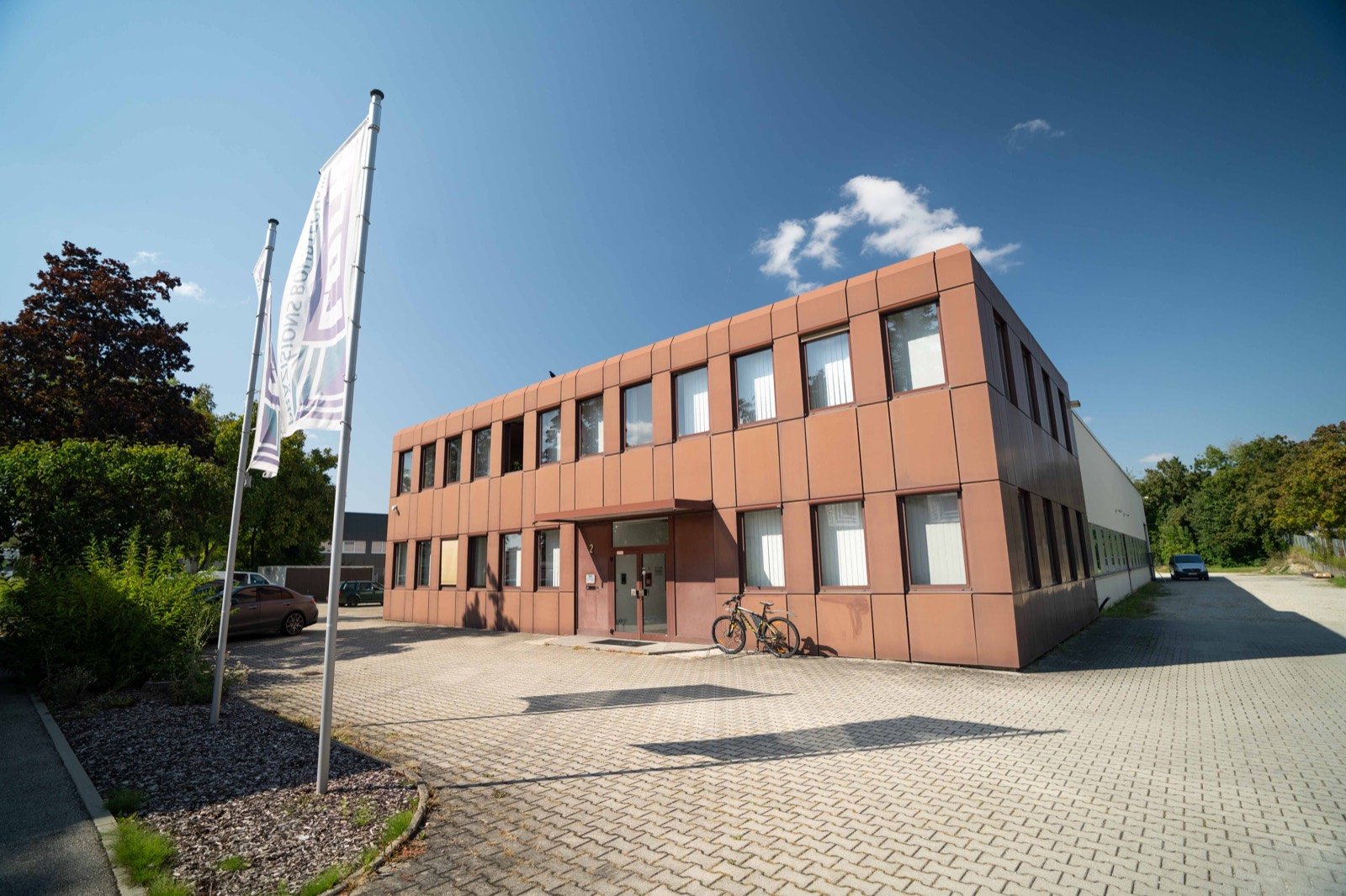 Das Firmengebäude der Loch Präzisions Bohrtechnik GmbH am Industriegleis 2 in Ergolding