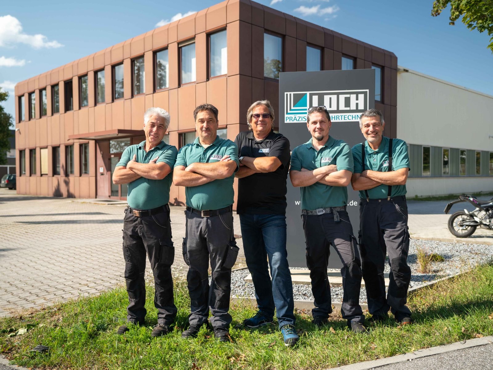 Das Team vor dem Firmengebäude in Ergolding